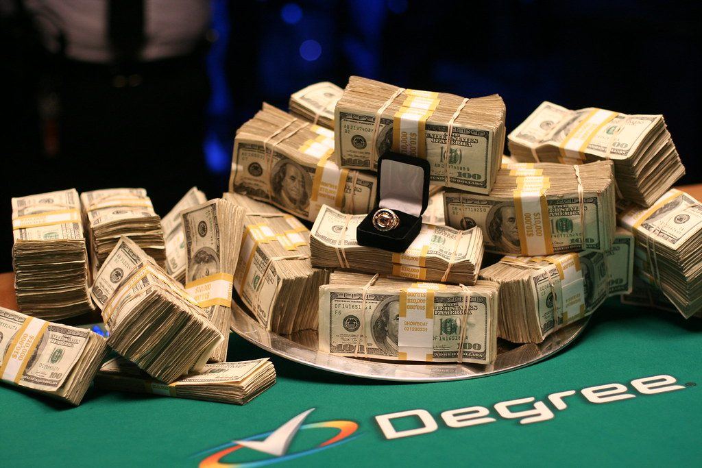 How to become a pro poker player?